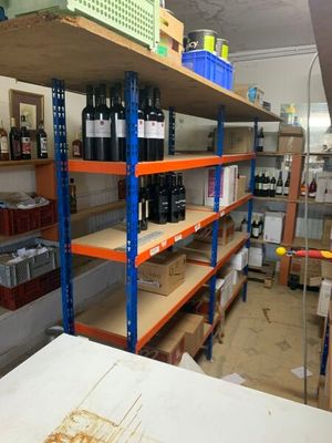 de nombreuses étagères remplies de bouteilles de vin dans un magasin