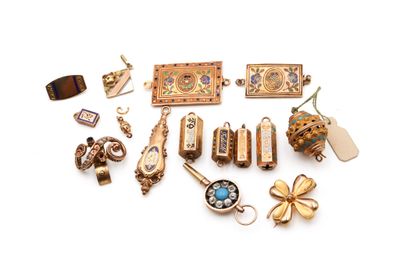 un assortiment de bijoux comprenant des boucles d'oreilles, des bracelets et des broches