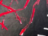 une photo d'un tableau recouvert de peinture rouge