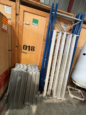 un tas de tôles devant une porte en bois