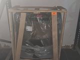 une table en bois sur laquelle est posé un sac en plastique