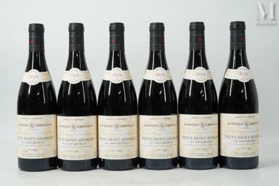 six bouteilles de vin sont alignées sur une table