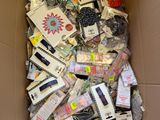une boîte en carton remplie d'une multitude d'appareils électroniques de toutes sortes