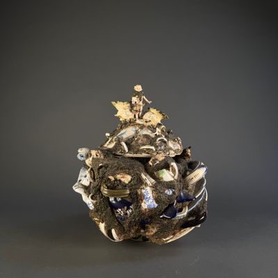 une image d'un vase sur lequel sont disposés de nombreux objets