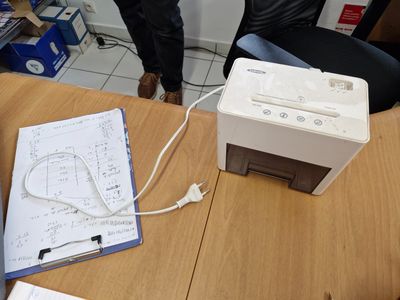 une imprimante blanche posée sur une table en bois