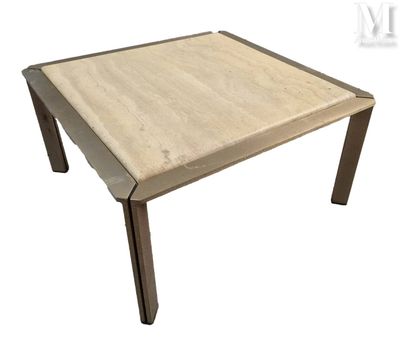 La table est en bois et possède un piètement en métal.