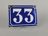 un panneau bleu et blanc sur lequel figure le chiffre 33