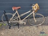 un vélo garé devant un bâtiment