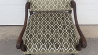 Fauteuil en noyer sculpté et mouluré, reposant sur quatre pi… (photo 4)