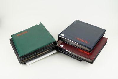 quatre livres empilés les uns sur les autres sur une table