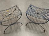 paire de chaises de jardin en fer forgé sur roulettes, avec assise en verre