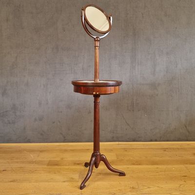 une table en bois sur laquelle se trouve un miroir