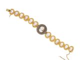 un bracelet en or et perles orné d'une image représentant une femme