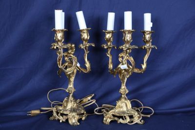 paire de chandeliers anciens en laiton ornés de fleurs et de bougies