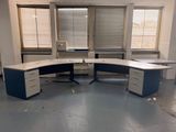 un bureau d'angle dans un bureau vide avec de nombreuses fenêtres