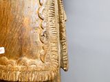 une statue d'un homme avec un chapeau sur la tête