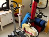 un vélo d'appartement dans un coin de la pièce