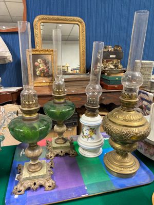 une table sur laquelle sont posés de nombreux objets anciens