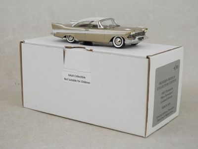 une petite voiture posée sur une boîte en carton
