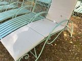 de nombreuses chaises de jardin posées dans l'herbe
