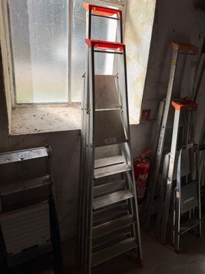 une échelle appuyée contre une fenêtre dans une pièce