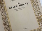 un livre ouvert sur lequel figure l'image d'une bordure dorée