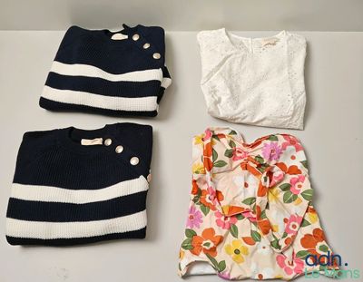 trois vêtements disposés sur une table
