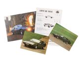 trois cartes représentant une voiture et une voiture de sport
