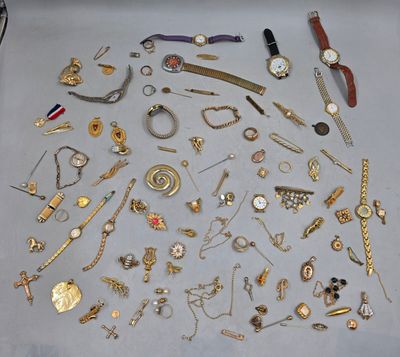 beaucoup de bijoux en or et en argent sur une table