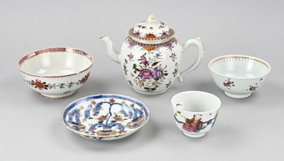 quatre types différents de théières et de tasses sur la table