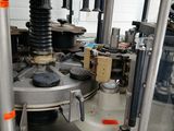 une image d'une machine qui travaille sur une pièce de métal