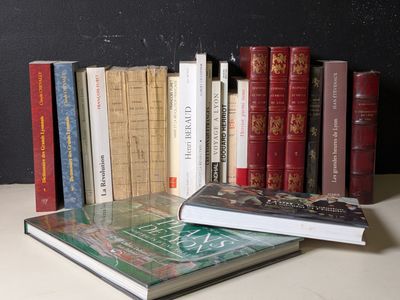 une pile de livres posée sur une table à côté d'une autre pile de livres