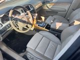 une photo d'une voiture avec un volant et un tableau de bord