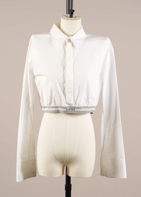 une photo représentant le torse d'un mannequin vêtu d'une chemise blanche