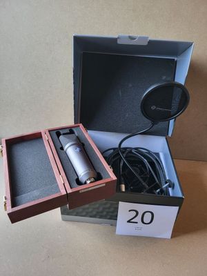 une boîte contenant un micro et un chargeur