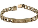 un gros plan d'un bracelet sur lequel figure un prénom