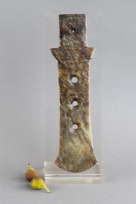 une petite figurine représentant une tour avec une banane posée par terre