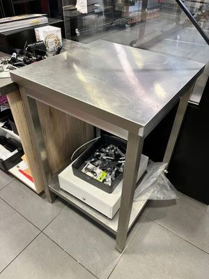 une table avec un plateau en verre dans un magasin