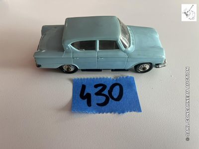 une petite voiture miniature avec une étiquette de prix posée sur la table
