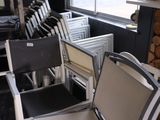 de nombreuses chaises dans une pièce dotée de nombreuses fenêtres
