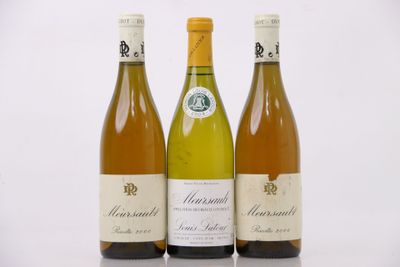 trois bouteilles de vin sont alignées sur une surface blanche