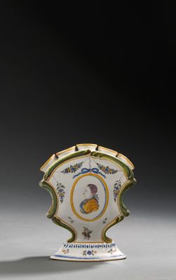 un petit vase sur lequel est représenté un homme
