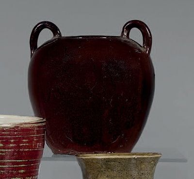 trois vases posés l'un à côté de l'autre sur une table