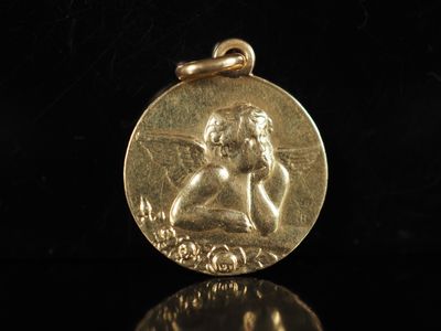 un gros plan d'une pièce d'or sur laquelle figure un ange