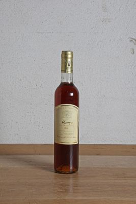 une bouteille de vin posée sur une table