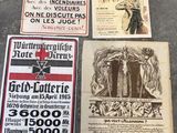 Plusieurs affiches anciennes sont exposées sur une table dans un musée