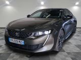 la voiture grise est garée sur un sol en damier dans le garage