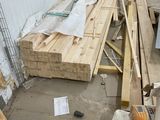 plusieurs pièces de bois sont empilées dans une pièce