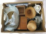une boîte en carton remplie d'objets, notamment des chapeaux et d'autres articles