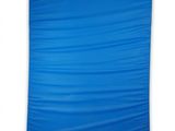 une feuille de plastique bleue sur fond blanc